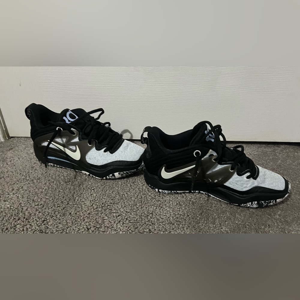NIKE KD REFUGE WORN ONCE SIZE 5
